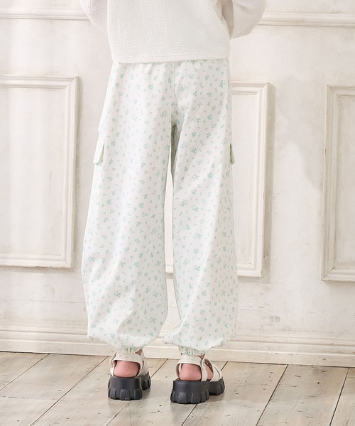 Amourire girl(アムリールガール)の「小花柄ツイルカーゴパンツ(カーゴパンツ・キッズ・ピンク/サックスブルー・160cm/150cm/140cm/130cm)」の6枚目の写真