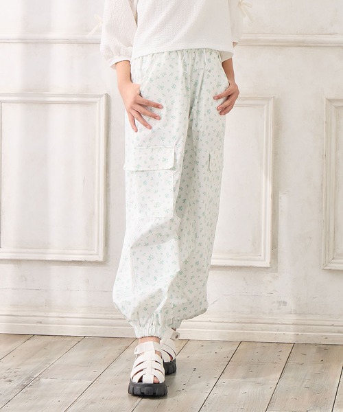 Amourire girl(アムリールガール)の「小花柄ツイルカーゴパンツ(カーゴパンツ・キッズ・ピンク/サックスブルー・160cm/150cm/140cm/130cm)」の3枚目の写真