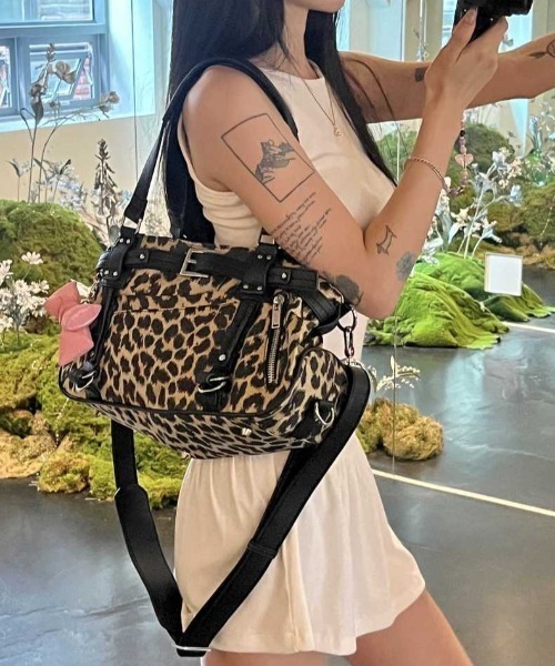 lilful（リルフル）の「【ペットボトル収納可能！】Y2K ベルトボストン2WAYショルダーバッグ ハンドバッグ（ショルダーバッグ・レディース・レオパード/ブラック/ピンク・F）」の5枚目の写真