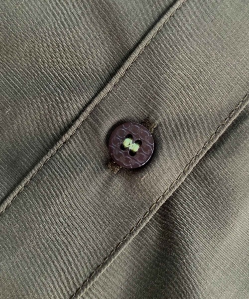 Q（キュー）の「ヨークリブ半袖シャツ（シャツ/ブラウス・レディース・ホワイト/オリーブ・MEDIUM）」の10枚目の写真