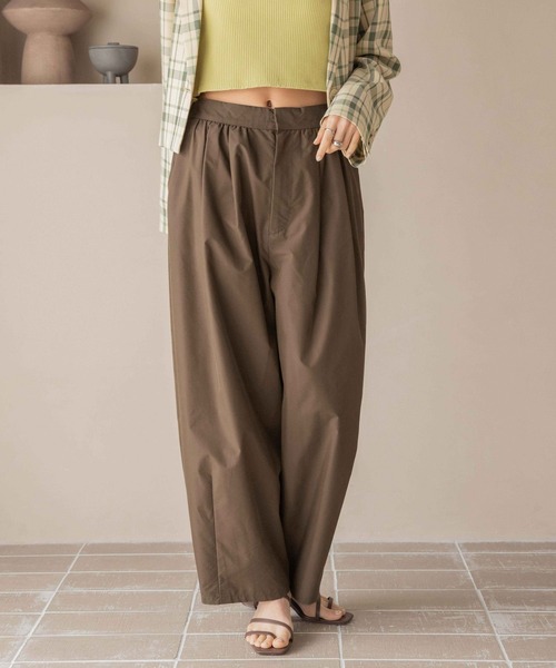 LOWRYS FARM（ローリーズファーム）の「タックボリュームコクーンパンツ　327284（スラックス・レディース・ブラウン/パープル/アイボリー/ブラック・MEDIUM/LARGE）」の4枚目の写真