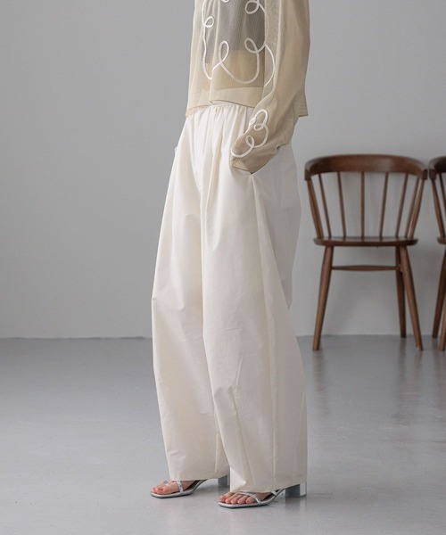 LOWRYS FARM（ローリーズファーム）の「タックボリュームコクーンパンツ　327284（スラックス・レディース・ブラウン/パープル/アイボリー/ブラック・MEDIUM/LARGE）」の13枚目の写真