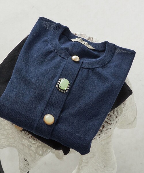 Torrazzo Donna(トラッゾドンナ)の「TORRAZZO DONNA:〈手洗い可能〉ビジュー シアー カーディガン(カーディガン/ボレロ・レディース・ブラック/サックスブルー/オフホワイト/ダークグレー/ネイビー・ONE SIZE)」の4枚目の写真