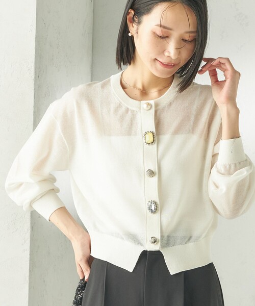 Torrazzo Donna（トラッゾドンナ）の「TORRAZZO DONNA:〈手洗い可能〉ビジュー シアー カーディガン（カーディガン/ボレロ・レディース・ブラック/サックスブルー/オフホワイト/ダークグレー/ネイビー/ストーン・ONE SIZE）」の3枚目の写真