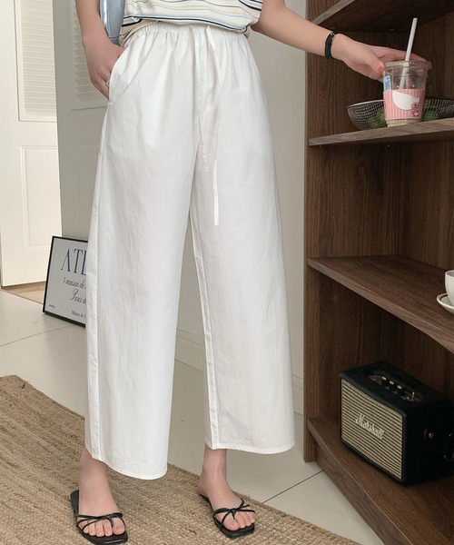 BANICO(バニコ)の「ナチュラルストレートワイドパンツ(スラックス・レディース・ホワイト/ネイビー/ベージュ・LARGE/MEDIUM)」の2枚目の写真