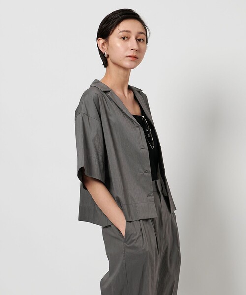 UNITED ARROWS(ユナイテッドアローズ)の「エアリー オープンカラー 五分袖 シャツ(シャツ/ブラウス・レディース・ネイビー/ダークグレー・FREE)」の8枚目の写真