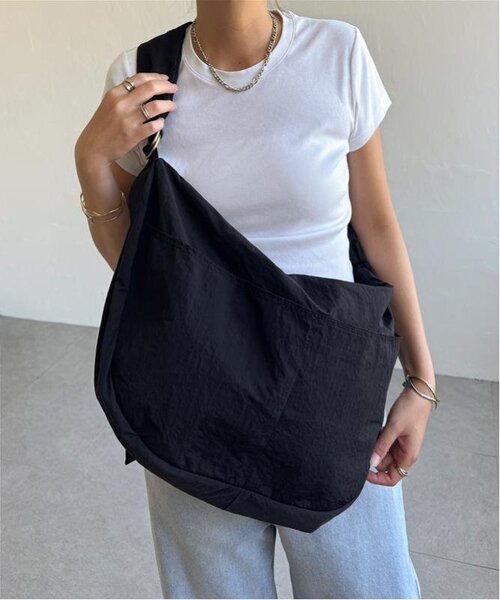 LBC（エルビーシー）の「撥水ナイロンビッグショルダーバッグ（ショルダーバッグ・レディース・ブラック/カーキ/チャコール・FREE）」の12枚目の写真