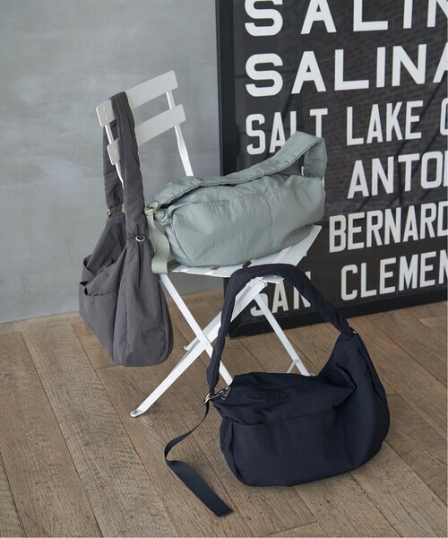 LBC（エルビーシー）の「撥水ナイロンビッグショルダーバッグ（ショルダーバッグ・レディース・ブラック/カーキ/チャコール・FREE）」の13枚目の写真