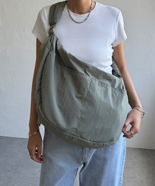 LBC（エルビーシー）の「撥水ナイロンビッグショルダーバッグ（ショルダーバッグ・レディース・ブラック/カーキ/チャコール・FREE）」の5枚目の写真