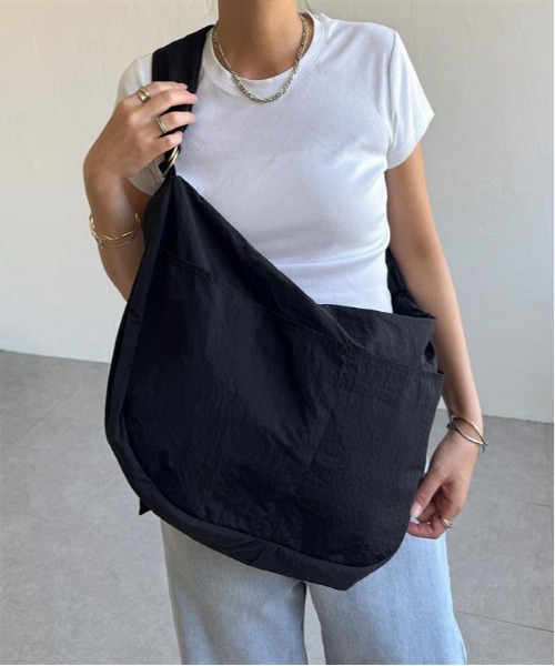 LBC（エルビーシー）の「撥水ナイロンビッグショルダーバッグ（ショルダーバッグ・レディース・ブラック/カーキ/チャコール・FREE）」の10枚目の写真