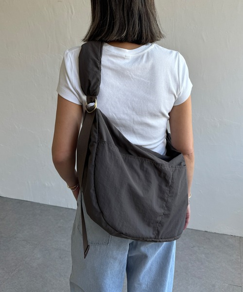 LBC（エルビーシー）の「撥水ナイロンビッグショルダーバッグ（ショルダーバッグ・レディース・ブラック/カーキ/チャコール・FREE）」の11枚目の写真