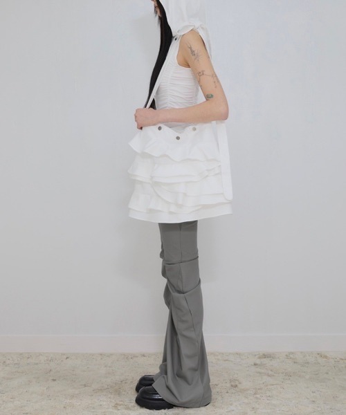 FLAREUP(フレアアップ)の「【FLAREUP】Faye Frill Bag / 【フレアアップ】フリルショルダーバッグ(ショルダーバッグ・レディース・ブラック/ホワイト・ONE SIZE)」の4枚目の写真