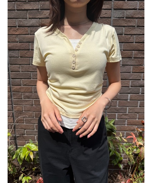 Geeong(ジーオン)の「【ZOZO限定】Vネック ボタン Tシャツ レイヤード バイカラー(Tシャツ/カットソー・レディース・ネイビー/イエロー・FREE)」の22枚目の写真
