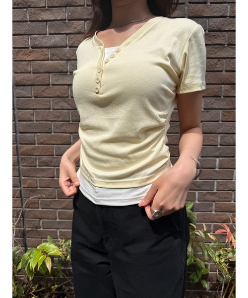 Geeong(ジーオン)の「【ZOZO限定】Vネック ボタン Tシャツ レイヤード バイカラー(Tシャツ/カットソー・レディース・ネイビー/イエロー・FREE)」の18枚目の写真