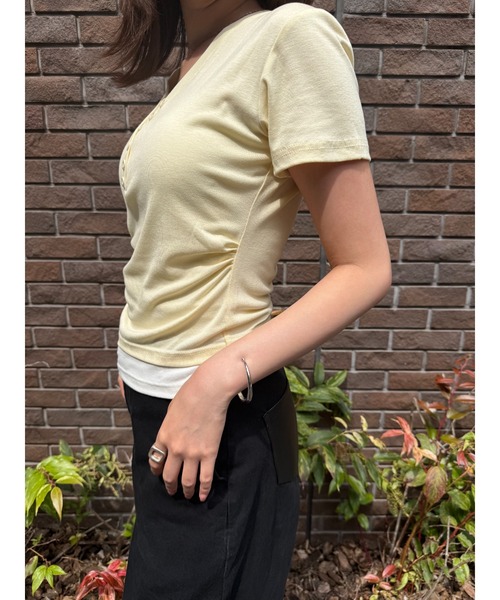 Geeong(ジーオン)の「【ZOZO限定】Vネック ボタン Tシャツ レイヤード バイカラー(Tシャツ/カットソー・レディース・ネイビー/イエロー・FREE)」の17枚目の写真