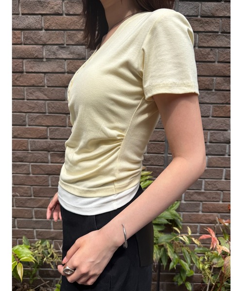Geeong(ジーオン)の「【ZOZO限定】Vネック ボタン Tシャツ レイヤード バイカラー(Tシャツ/カットソー・レディース・ネイビー/イエロー・FREE)」の15枚目の写真