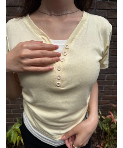 Geeong(ジーオン)の「【ZOZO限定】Vネック ボタン Tシャツ レイヤード バイカラー(Tシャツ/カットソー・レディース・ネイビー/イエロー・FREE)」の12枚目の写真