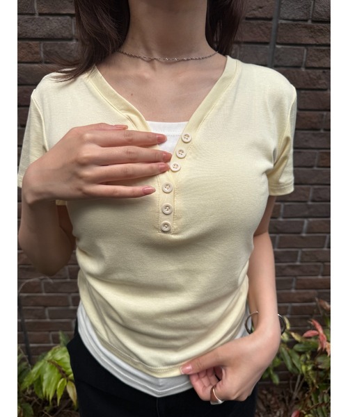 Geeong(ジーオン)の「【ZOZO限定】Vネック ボタン Tシャツ レイヤード バイカラー(Tシャツ/カットソー・レディース・ネイビー/イエロー・FREE)」の11枚目の写真