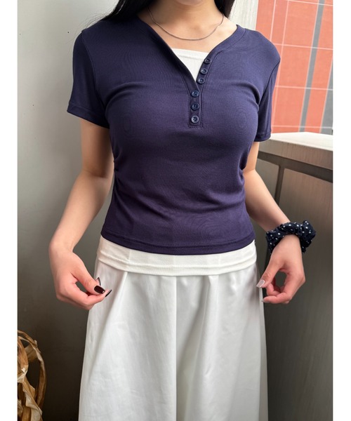 Geeong(ジーオン)の「【ZOZO限定】Vネック ボタン Tシャツ レイヤード バイカラー(Tシャツ/カットソー・レディース・ネイビー/イエロー・FREE)」の9枚目の写真