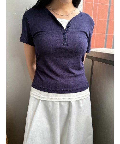 Geeong(ジーオン)の「【ZOZO限定】Vネック ボタン Tシャツ レイヤード バイカラー(Tシャツ/カットソー・レディース・ネイビー/イエロー・FREE)」の7枚目の写真