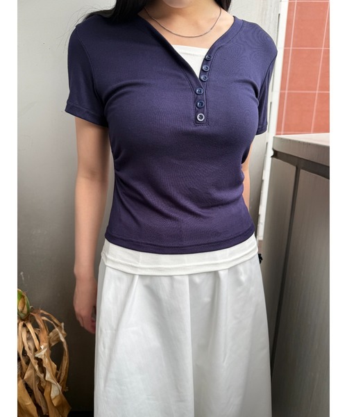 Geeong(ジーオン)の「【ZOZO限定】Vネック ボタン Tシャツ レイヤード バイカラー(Tシャツ/カットソー・レディース・ネイビー/イエロー・FREE)」の5枚目の写真