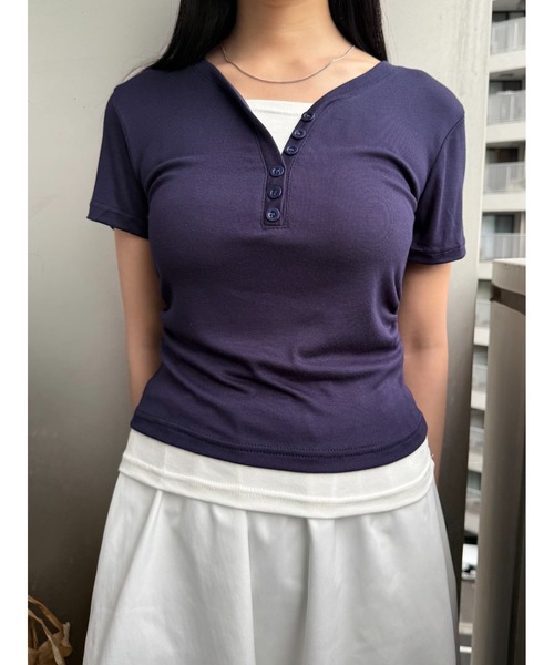 Geeong(ジーオン)の「【ZOZO限定】Vネック ボタン Tシャツ レイヤード バイカラー(Tシャツ/カットソー・レディース・ネイビー/イエロー・FREE)」の4枚目の写真