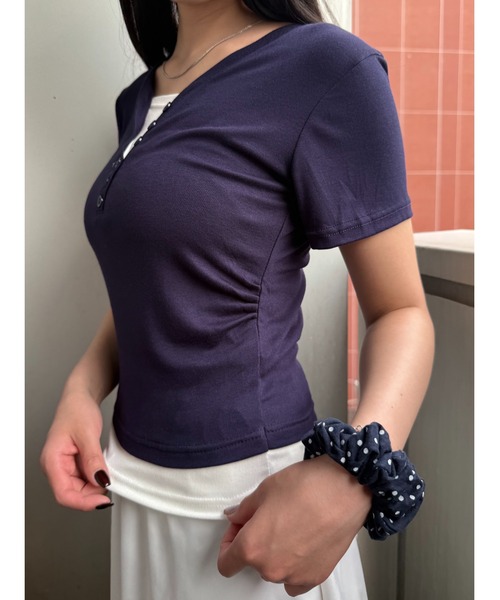 Geeong(ジーオン)の「【ZOZO限定】Vネック ボタン Tシャツ レイヤード バイカラー(Tシャツ/カットソー・レディース・ネイビー/イエロー・FREE)」の3枚目の写真