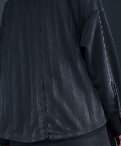 NIKE（ナイキ）の「ナイキ スポーツウェア ウィメンズ オーバーサイズド ジャカード ストライプ ボタンダウン シャツ / Nike Sportswear Women's Oversized Jacquard Striped Button-Down Shirt HV1957-010 Black（シャツ/ブラウス・レディース・ブラック・L/M/S/XL/XS）」の13枚目の写真