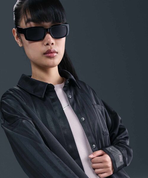 NIKE（ナイキ）の「ナイキ スポーツウェア ウィメンズ オーバーサイズド ジャカード ストライプ ボタンダウン シャツ / Nike Sportswear Women's Oversized Jacquard Striped Button-Down Shirt HV1957-010 Black（シャツ/ブラウス・レディース・ブラック・L/M/S/XL/XS）」の14枚目の写真