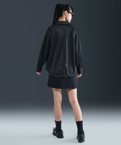 NIKE（ナイキ）の「ナイキ スポーツウェア ウィメンズ オーバーサイズド ジャカード ストライプ ボタンダウン シャツ / Nike Sportswear Women's Oversized Jacquard Striped Button-Down Shirt HV1957-010 Black（シャツ/ブラウス・レディース・ブラック・L/M/S/XL/XS）」の16枚目の写真