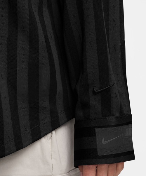 NIKE（ナイキ）の「ナイキ スポーツウェア ウィメンズ オーバーサイズド ジャカード ストライプ ボタンダウン シャツ / Nike Sportswear Women's Oversized Jacquard Striped Button-Down Shirt HV1957-010 Black（シャツ/ブラウス・レディース・ブラック・L/M/S/XL/XS）」の3枚目の写真