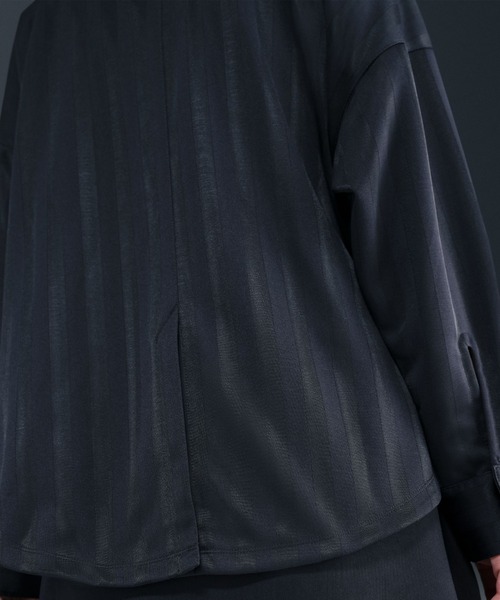 NIKE（ナイキ）の「ナイキ スポーツウェア ウィメンズ オーバーサイズド ジャカード ストライプ ボタンダウン シャツ / Nike Sportswear Women's Oversized Jacquard Striped Button-Down Shirt HV1957-010 Black（シャツ/ブラウス・レディース・ブラック・L/M/S/XL/XS）」の8枚目の写真