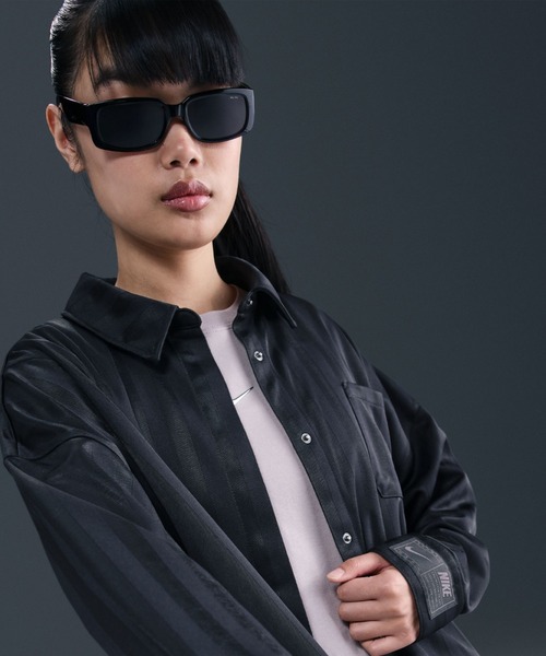 NIKE（ナイキ）の「ナイキ スポーツウェア ウィメンズ オーバーサイズド ジャカード ストライプ ボタンダウン シャツ / Nike Sportswear Women's Oversized Jacquard Striped Button-Down Shirt HV1957-010 Black（シャツ/ブラウス・レディース・ブラック・L/M/S/XL/XS）」の7枚目の写真