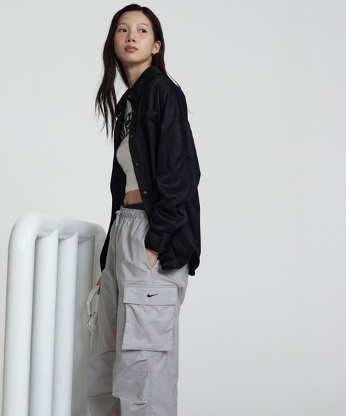 NIKE（ナイキ）の「ナイキ スポーツウェア ウィメンズ オーバーサイズド ジャカード ストライプ ボタンダウン シャツ / Nike Sportswear Women's Oversized Jacquard Striped Button-Down Shirt HV1957-010 Black（シャツ/ブラウス・レディース・ブラック・L/M/S/XL/XS）」の12枚目の写真
