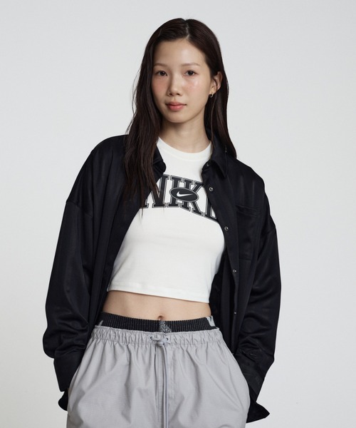 NIKE（ナイキ）の「ナイキ スポーツウェア ウィメンズ オーバーサイズド ジャカード ストライプ ボタンダウン シャツ / Nike Sportswear Women's Oversized Jacquard Striped Button-Down Shirt HV1957-010 Black（シャツ/ブラウス・レディース・ブラック・L/M/S/XL/XS）」の9枚目の写真