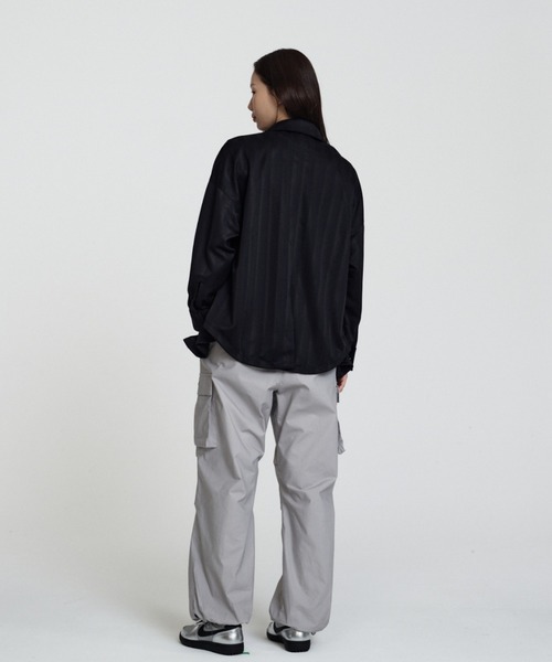 NIKE（ナイキ）の「ナイキ スポーツウェア ウィメンズ オーバーサイズド ジャカード ストライプ ボタンダウン シャツ / Nike Sportswear Women's Oversized Jacquard Striped Button-Down Shirt HV1957-010 Black（シャツ/ブラウス・レディース・ブラック・L/M/S/XL/XS）」の11枚目の写真