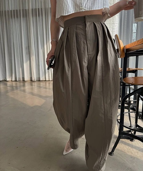 WILLFULLY（ウィルフリー）の「tuck wide panel nylon PT（その他パンツ・レディース・モカ/ブラック/カーキ・FREE/L）」の11枚目の写真