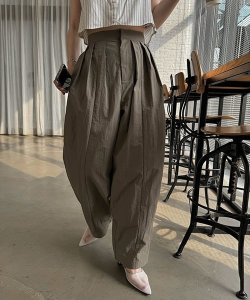 WILLFULLY（ウィルフリー）の「tuck wide panel nylon PT（その他パンツ・レディース・モカ/ブラック/カーキ・FREE/L）」の10枚目の写真