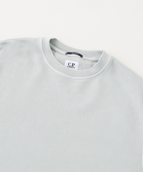 C.P. COMPANY(シーピーカンパニー)の「C.P. Company / シーピーカンパニー SWSHRT C NECK BRS EMZ DIAG FLC(スウェット・メンズ・オレンジ/ベージュ・MEDIUM/SMALL/X-SMALL)」の4枚目の写真