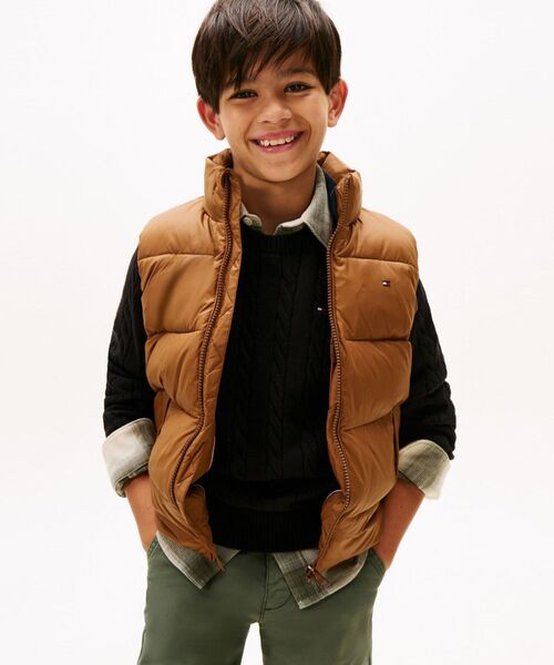TOMMY HILFIGER（トミーヒルフィガー）の「BOYS エッセンシャルパデッドベスト（ダウンベスト・キッズ・ブラウン系その他/ネイビー・150cm/160cm/140cm/130cm）」の2枚目の写真