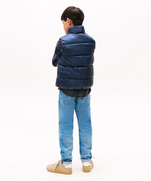 TOMMY HILFIGER（トミーヒルフィガー）の「BOYS エッセンシャルパデッドベスト（ダウンベスト・キッズ・ブラウン系その他/ネイビー・150cm/160cm/140cm/130cm）」の5枚目の写真