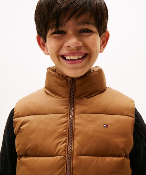 TOMMY HILFIGER（トミーヒルフィガー）の「BOYS エッセンシャルパデッドベスト（ダウンベスト・キッズ・ブラウン系その他/ネイビー・150cm/160cm/140cm/130cm）」の7枚目の写真