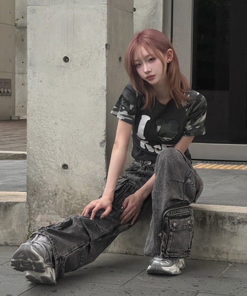 KsG(ケーエスジー)の「カモフラージュLOVEクロップドTシャツ(Tシャツ/カットソー・レディース・ホワイト/ブラック・SMALL/MEDIUM)」の1枚目の写真
