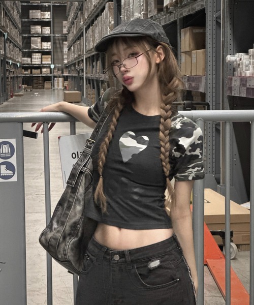 KsG(ケーエスジー)の「カモフラージュLOVEクロップドTシャツ(Tシャツ/カットソー・レディース・ホワイト/ブラック・SMALL/MEDIUM)」の2枚目の写真