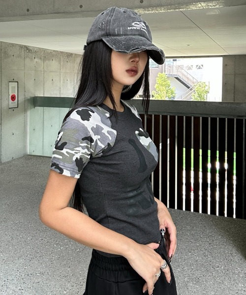 KsG(ケーエスジー)の「カモフラージュLOVEクロップドTシャツ(Tシャツ/カットソー・レディース・ホワイト/ブラック・SMALL/MEDIUM)」の9枚目の写真