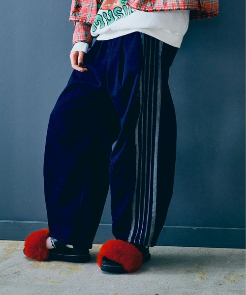 RNA（アールエヌエー）の「R4359 デニムトラックパンツ（デニムパンツ・レディース・ワンウォッシュ・MEDIUM）」の16枚目の写真