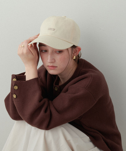 HAT MIKKE(ハットミッケ)の「【EDWIN/エドウィン】配色ロゴ刺しゅうキャップ(キャップ・レディース・グリーン/ピンク/ブラウン/ブラック/ネイビー/オレンジ/ベージュ/キナリ・フリー)」の2枚目の写真