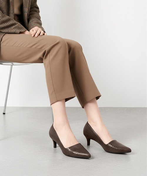 MAMIAN(マミアン)の「ポインテッドトゥ サイドコンシャスデザインパンプス (4.5cmヒール)(パンプス・レディース・ダークブラウン/ブラック/ブラック系その他・23.5cm/25.0cm/24.5cm/24.0cm/23.0cm/22.5cm)」の3枚目の写真