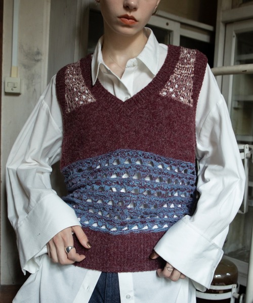 VACANCY(ヴァカンシー)の「メッシュ編みミックス配色ニットベスト(ベスト・レディース・ブラック/ボルドー・FREE)」の1枚目の写真
