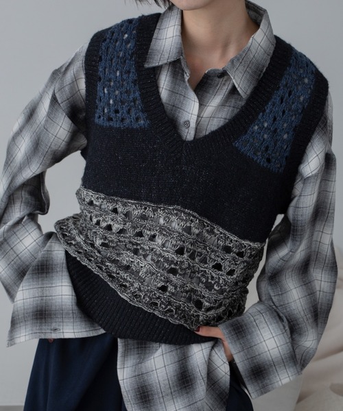 VACANCY(ヴァカンシー)の「メッシュ編みミックス配色ニットベスト(ベスト・レディース・ブラック/ボルドー・FREE)」の2枚目の写真